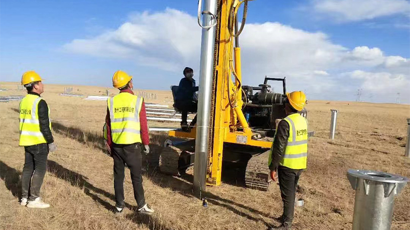 1645370646415556.jpg 青海共和太陽能光伏電站現(xiàn)場.jpg